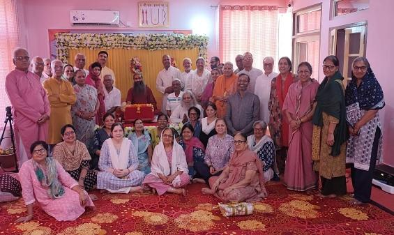 Dhyana Shivir participants with Swami Rambhadra Sharan Ji